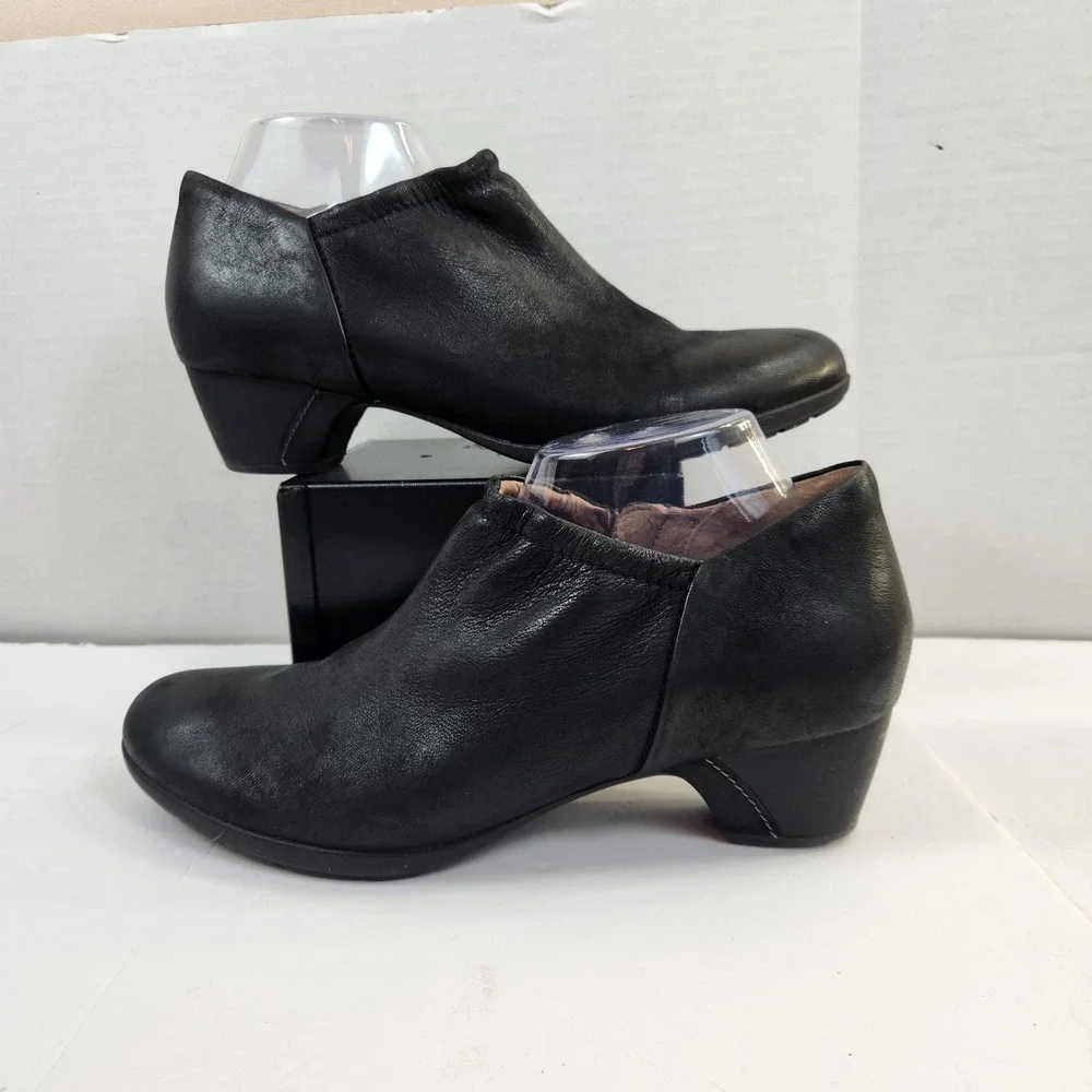 Dansko Debbie Black Leather Ankle Booties Side Zip Comfort Heel Sz 42 US 11.5/12